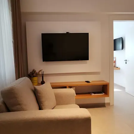 Nest 招待所 Sarandë